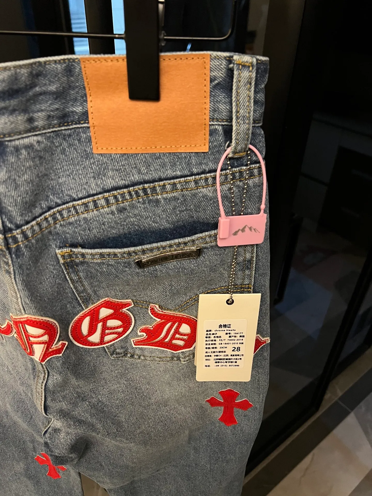 P260 [Next day] Chrome Hearts/Chrome Hearts 25FW CH Overseas Customized Limited Series Sanskrit Cross Patch Leather Jeans (Blue) Blue and Red Color Matching - Customized Limited Edition Trendy players, Chrome Hearts limited edition jeans are now available!  The unique color scheme is like the intertwining of vitality and romance of Hong Kong. The three-dimensional letters between the hips seem to tell the story of the city. The customized hardware, the three-dimensional and thick cross stamens, and the hand-cut leather washers make the details full of luxury.  Handcrafted and made of environmentally friendly materials, comfort and quality coexist. Owning it is not only an outfit, but also a status symbol. Globally limited edition, don’t miss it. Look for the exact version.  Size: 28 30 32 34 (corresponding to s-xl) Detailed size can be found in Figure 9